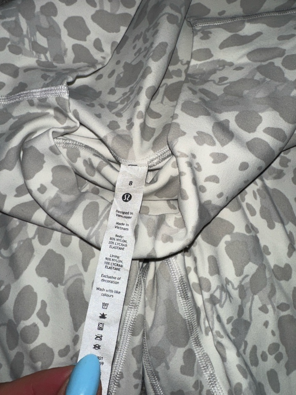 Very Good Cond! 2pc Lululemon Light Gray & White Leopard Print Set - Picture 2 of 4